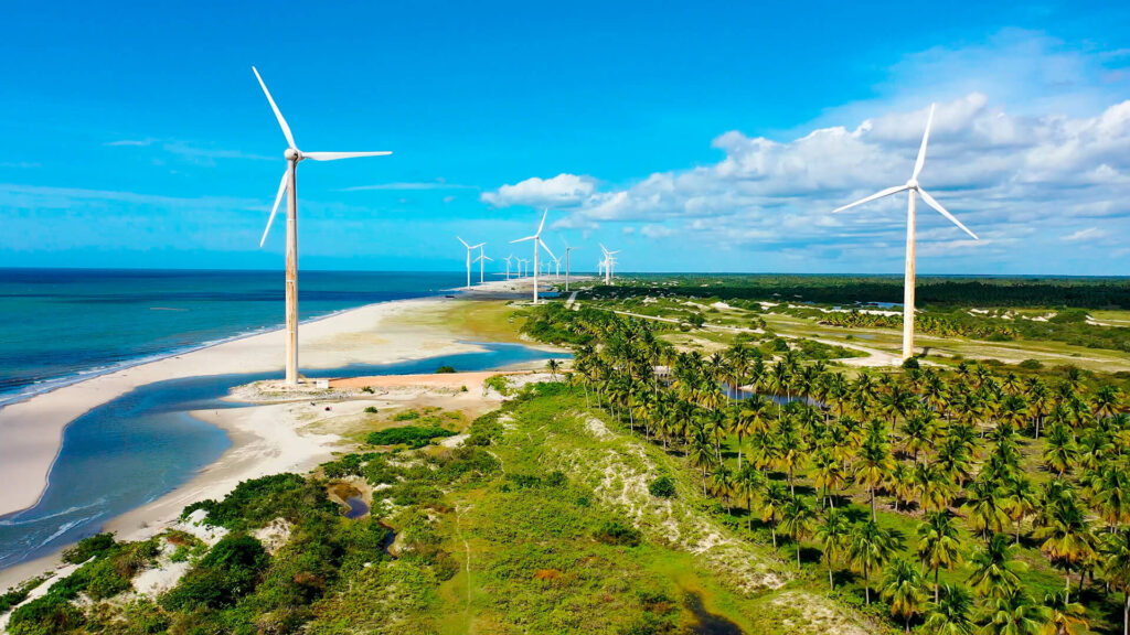 Parque eólico em praia do Ceará.