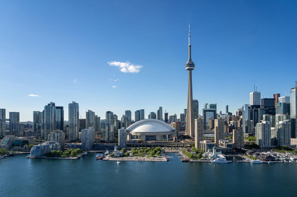 Vista aérea de diversos prédios corporativos no Canadá.