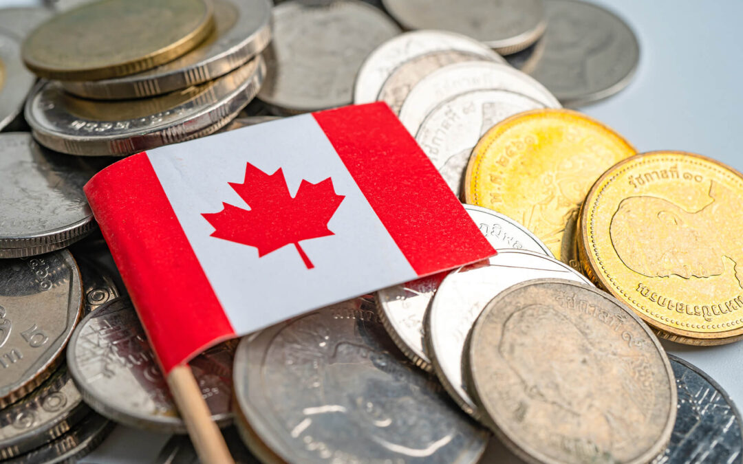 Miniatura de uma bandeira do Canadá sobre moedas canadenses.