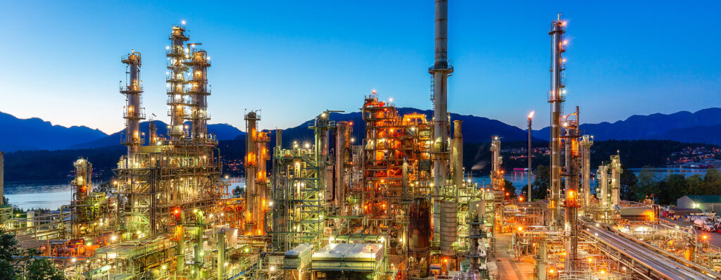Imagem noturna de uma indústria química em Vancouver (Canadá).