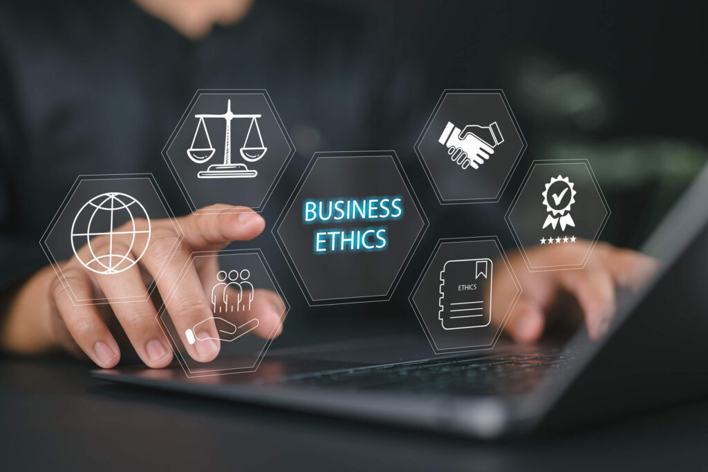 Profissional trabalhando no notebook e apontando para ícones digitais sobre ética empresarial, incluindo justiça, responsabilidade social, transparência e conformidade.