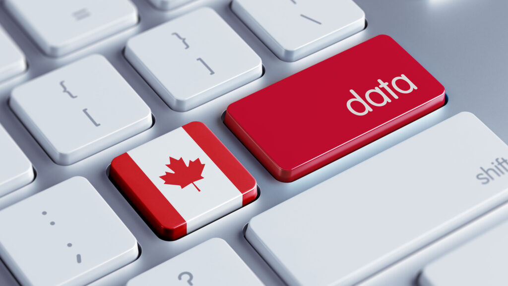 Teclado de computador com tecla vermelha “data” ao lado de tecla com a bandeira do Canadá.