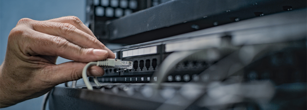 Pessoa mexendo em um data center